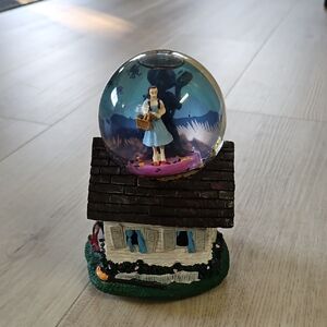 Wozard Of Oz Snow Globe